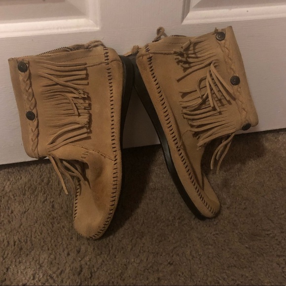 Minnetonka size 7 light brown moccasins - Picture 2 of 7